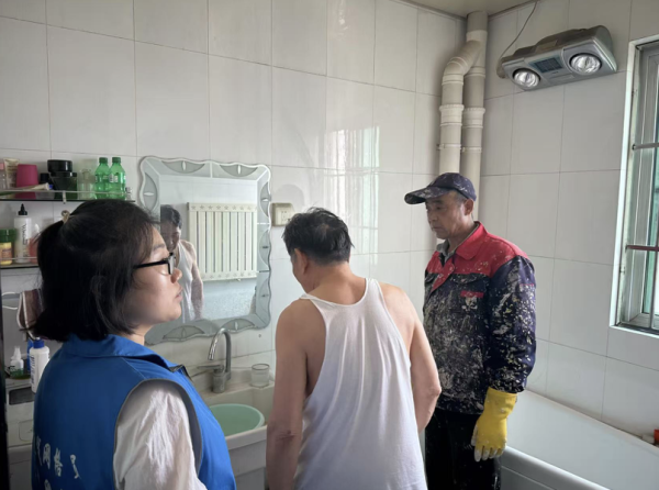 正规炒股配资网 济阳街道财工街社区网格员为独居老人解下水管道难题
