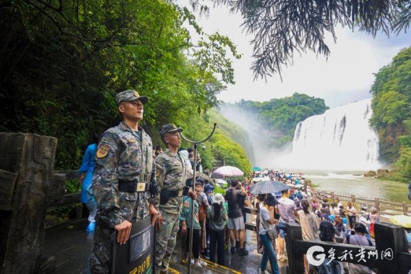 配资炒股在线 【高清组图】人群中，一抹抹橄榄绿格外醒目